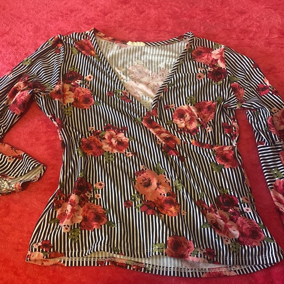Blouse with stripe print and flowers - Picture 2 of 4